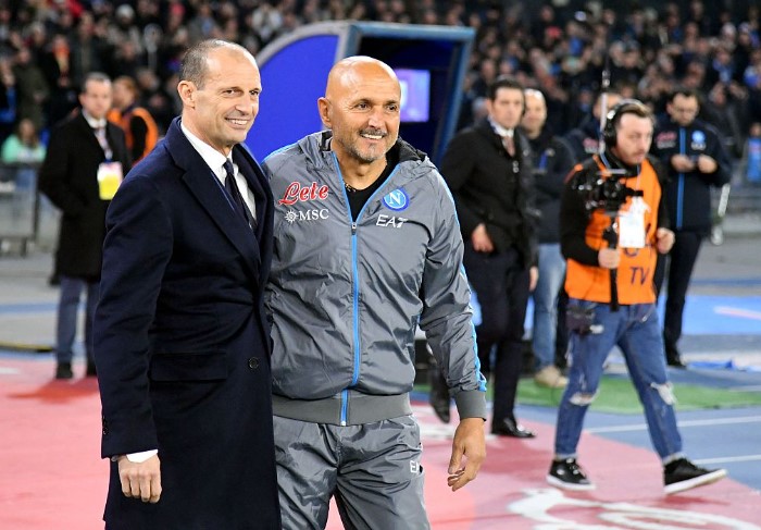 尤文图斯主教练马西米利亚诺阿莱格里和那不勒斯主帅卢西亚诺斯帕莱蒂在一场意甲联赛前合影留念。